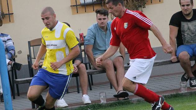 Hrdějovice B (ve žlutém uniká David Pešek) přichystaly Srubci podzimní porážku, vyhráli 5:1.