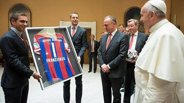 Lahm a Neuer předali papeži dres.