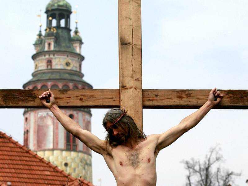 Ochotníci z Hořic na Šumavě sehráli na Bílou sobotu v jedničných reálných kulisách Českého Krumlova pašíjové představení o ukřižování Ježíše krista. 