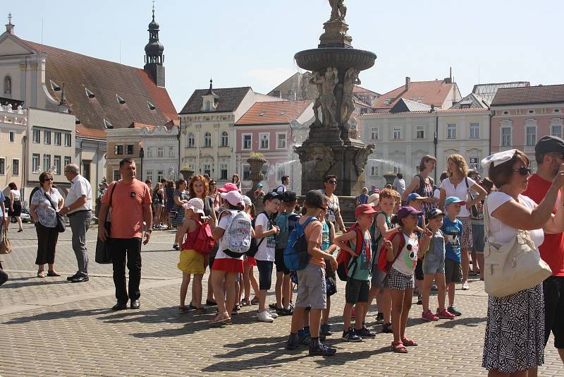 Na náměstí v Českých Budějovicích vystupují děti z místních ZUŠek.