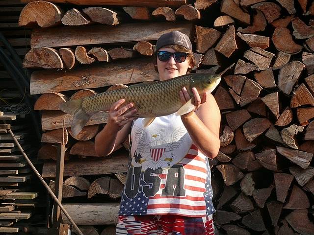 Lucie Košatková z Ražic u Písku ulovila na Orlíku na kukuřici amura (93 cm, 10,5 kg).