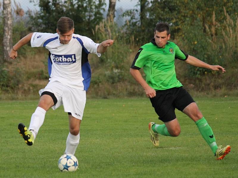 Dolní Bukovsko vidělo vítězství lídra okresního přeboru: Neplachov - Boršov nad Vltavou (bílé dresy) 0:3.