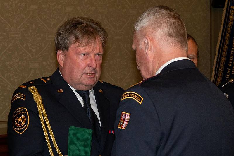 Generální ředitel HZS ČR generálporučík Vladimír Vlček ocenil i jihočeské hasiče. Patří mezi ně i Petr Šanda.