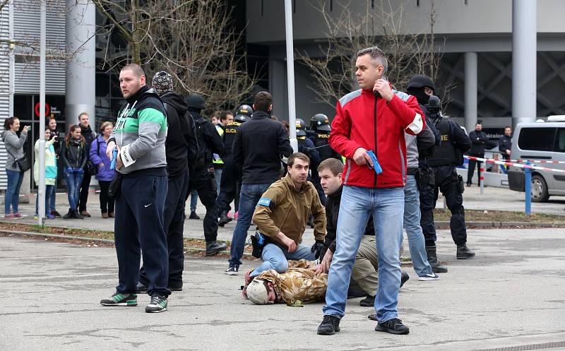 Motor nehrál. Přesto z českobudějovické Budvar Arény vyváděli policisté nevychované fanoušky. Celkem 250 lidí se zapojilo do součinnostního policejního cvičení.