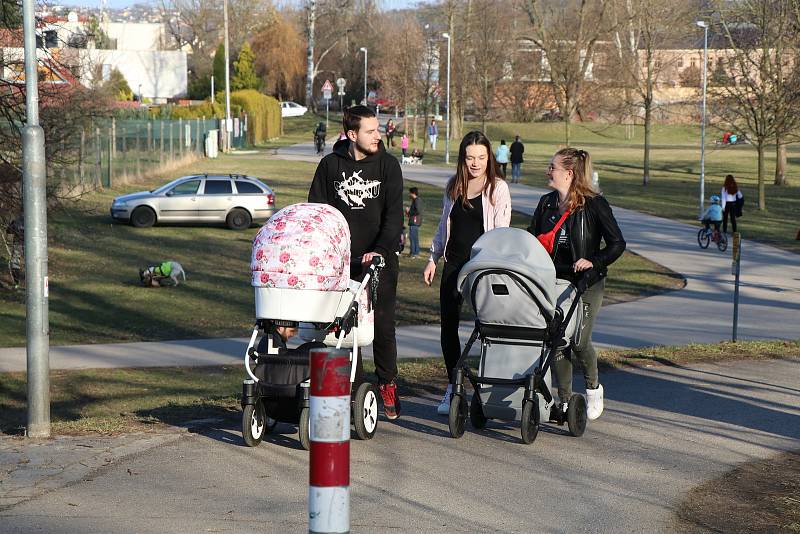 Krásné počasí v pátek lákalo stovky lidí k procházkám u řeky Malše, v sobotu se ale vrátil déšť, vítr a ochladilo se.