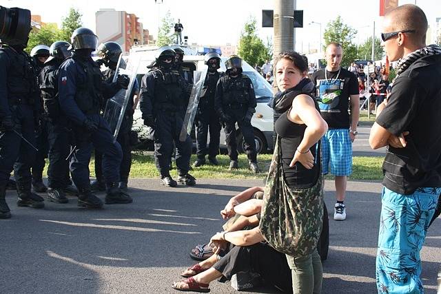 Demonstrace na Máji 13. července.