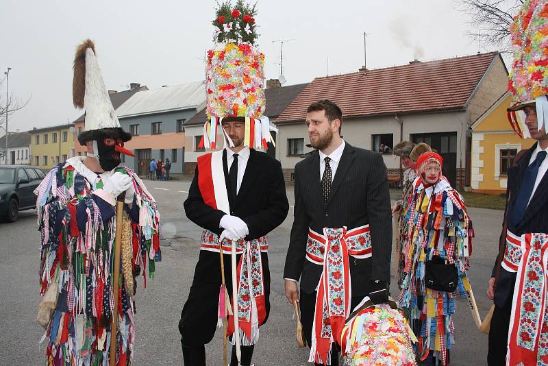 Na tradiční růžičkovou koledu se v sobotu vydali mladí muži v Ločenicích. Masopust zde má dlouhou tradici.