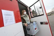 Nemocní s covidem-19 odevzdávají hlasy v prezidentských volbách v Českých Budějovicích.