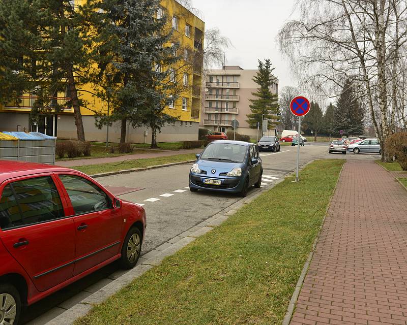 Parkování na Palackého náměstí v Českých Budějovicích a v jeho okolí po zavedení placených zón. Na jaře 2018 z ulic auta skoro zmizela.