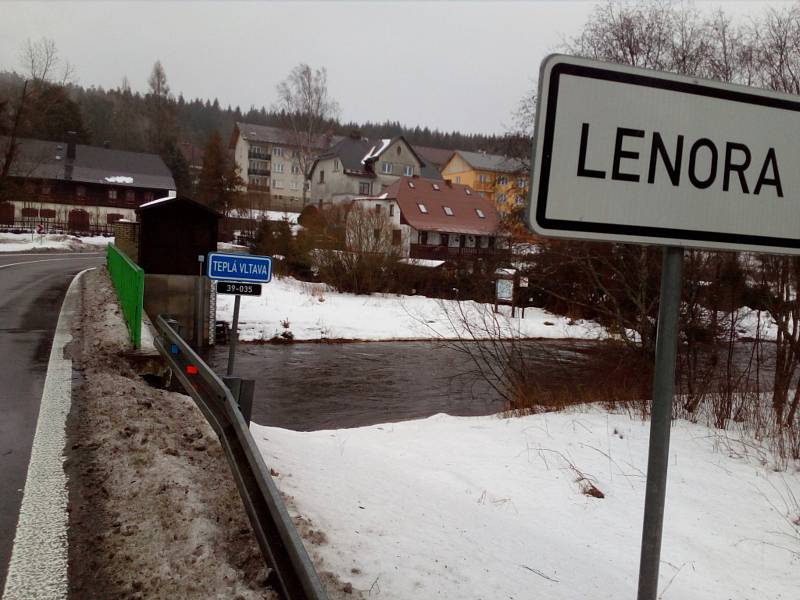 Zvýšená hladina Teplé Vltavy v Lenoře 30.ledna 2021.