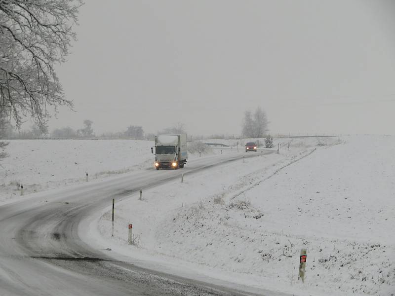 Nehoda na dálnici D3 u Košic na mostě přes rybník Koberný a kamiony uvízlé pod kopcem do Košic ve čtvrtek 9. prosince dopoledne.