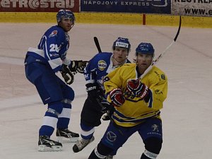 DERBY. Vepředu nejlepší hráč Jindřichova Hradce Zdeněk Šperger. Stíhají ho Radek Seidl (uprostřed) a Jan Boháč. V jihočeském derby vyhrál jednobrankovým rozdílem Tábor. 