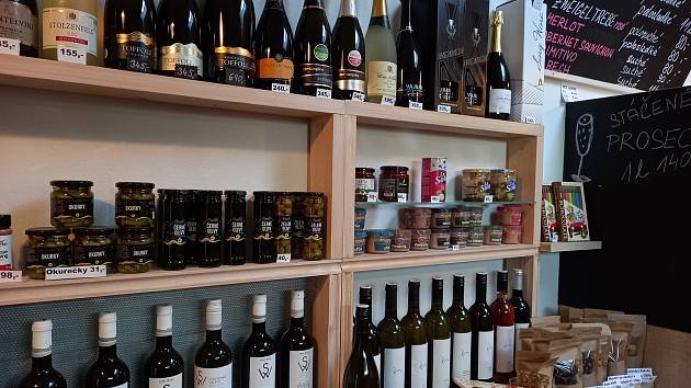 Svatomartinské víno nabídnou zákazníkům také v českobudějovické Vinotéce Na Cestě. Výběr je tady ale širší.