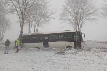 Ve čtvrtek ráno havaroval u Ločenic na Českobudějovicku autobus. Jeden člověk zemřel a deset lidí se zranilo.