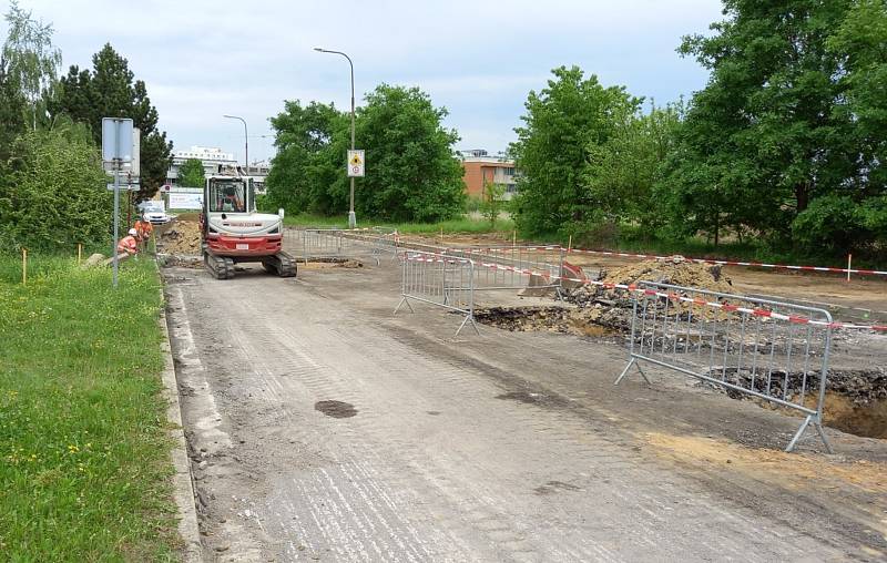Stavba kruhové křižovatky v Branišovské ulici v Českých Budějovicích.