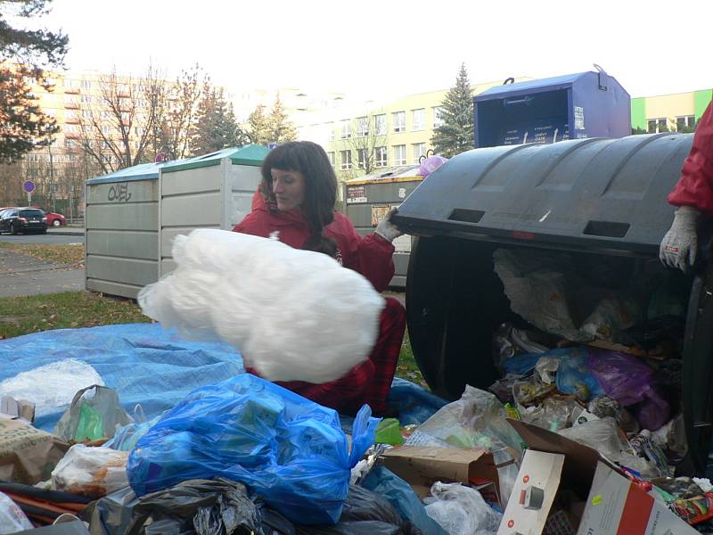 Ekologická organizace Arnika zkoumala směsný odpad v kontejneru na českobudějovickém sídlišti Šumava. Na snímku Jitka Straková.