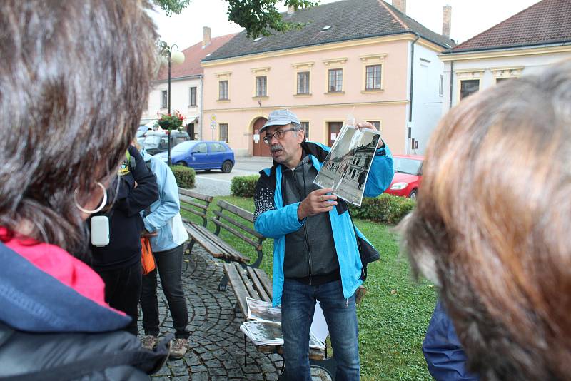 Pasažéři Vlaku Josefa Seidela se v sobotu vydali na Novohradsko, kde díky i více než sto let starým snímkům sledovali proměny krajiny i obcí.