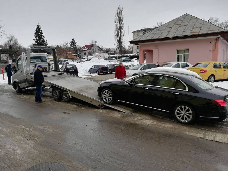 Vrahy obviněné z dvojnásobné vraždy manželů v Dobšicích zadrželi policisté v Rumunsku a předali je jihočeským policistům.