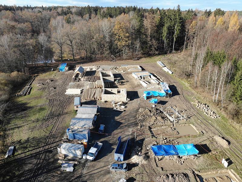 Fotodokumentace z výstavby Archeoskanzenu Trocnov za pomoci dronu 19. listopadu.