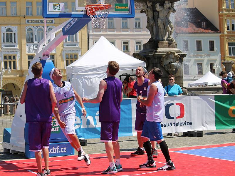 České Budějovice - Sobota 10. června patří na náměstí Přemysla Otakara II. v Českých Budějovicích basketbalu. Po roce tam dorazila Chance 3x3 Tour. U Samsona vyrostly čtyři kurty s mobilními koši.