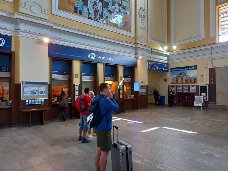 Generální rekonstrukce výpravní budovy vlakového nádraží v Českých Budějovicích má skončit v roce 2023. Dnešní odbavovací hala v červnu 2022.
