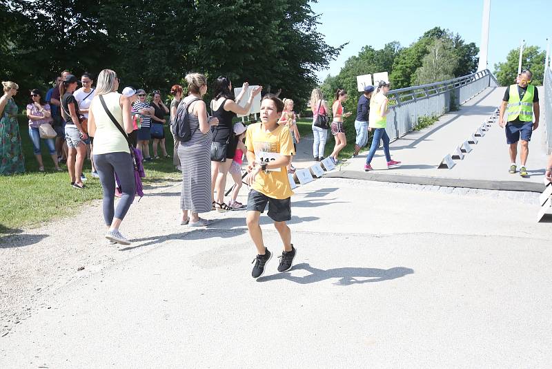 Běh jihočeských nadějí přivedl v neděli na Sokolský ostrov sportovce.