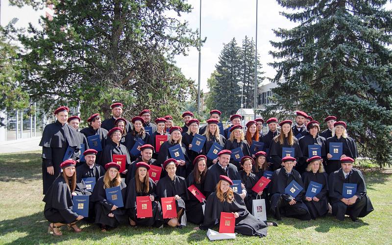 Při letních promocích ukončilo na VŠTE studium téměř 500 studentů.