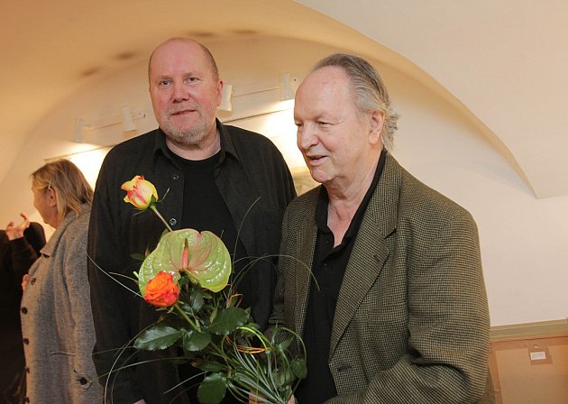V pátek 3. října 2014 zemřel malíř Jiří Müller. Bylo mu 80 let. Na snímku na své poslední výstavě, kterou měl na jaře v českobudějovické galerii Hrozen, vlevo galerista Václav Johanus.