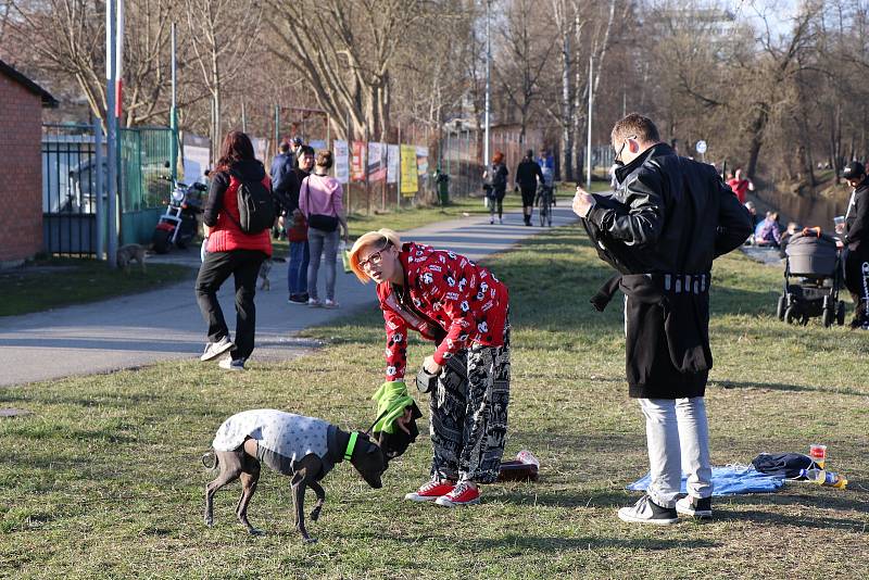 Krásné počasí v pátek lákalo stovky lidí k procházkám u řeky Malše, v sobotu se ale vrátil déšť, vítr a ochladilo se.