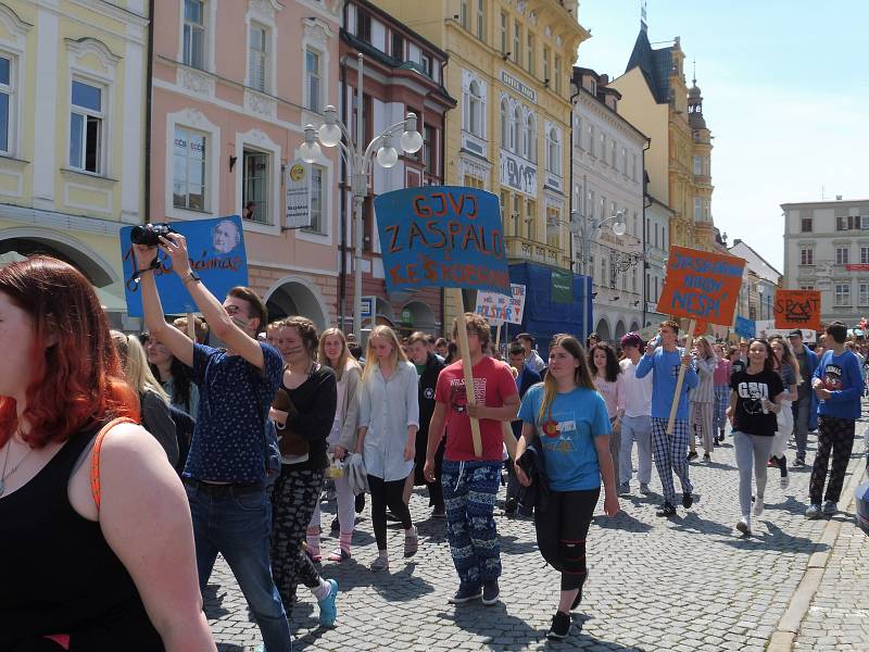 Budějovický majáles vyvrcholil v pátek 24. května tradičním průvodem městem. Studenti ze 17 škol prošli ulicemi centra v maskách. Dav mířil na Sokolský ostrov, kde program pokračoval volbou Krále majálesu. Navečer se zde tradičně koná hudební program.