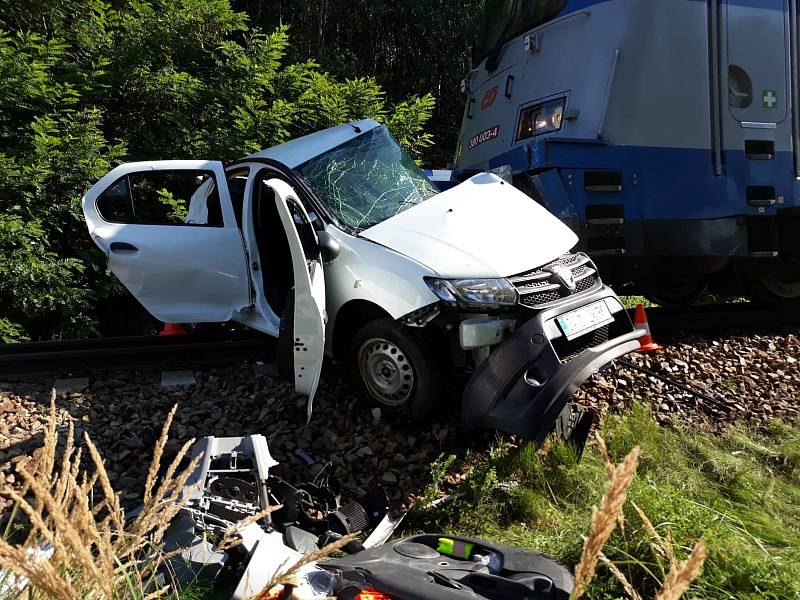 Tragická dopravní nehoda na železničním přejezdu mezi Kamenným Újezdem a Včelnou v roce 2018.