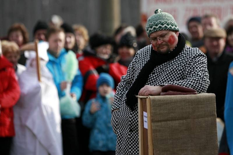  Hlavatce stojí na zastávce tradičního maškarního průvodu ve SKalici a okolí. Letošní 41. ročník byl podle organizátorů první maškarní po konci světa.