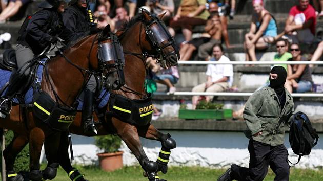 Ukázku jízdní policie, kladrubské šestispřeží a další chovatelské jedinečnosti připravil v bohatém odpoledním programu státní podnik Zemský hřebčinek v Písku, který v sobotu 18.srpna slavil 110. výročí od výstavby současného areálu. 