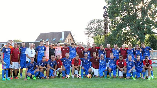 Fotbalisté SK Planá (v modrém) na společné fotografii s bývalými hráči Sparty Praha.