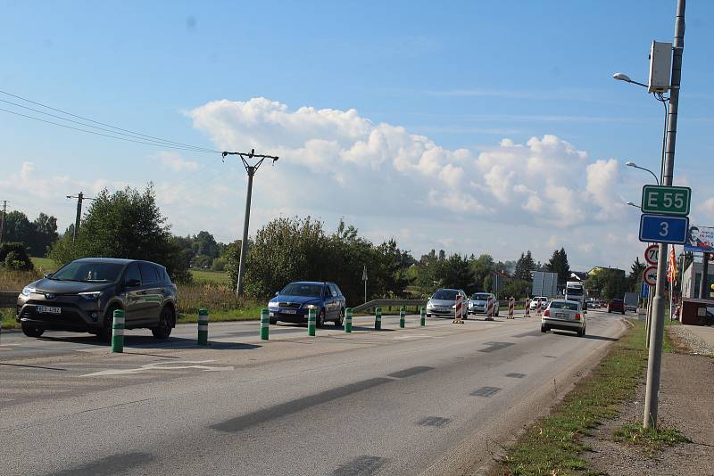 Úterý 28. 9. dopoledne na uzavírce ve Včelné a objízdných trasách.