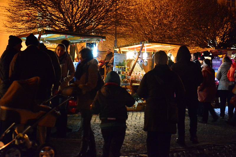 Advent v Týně nad Vltavou zahájili v neděli tradičně zvonkovým průvodem. Jeho účastníci pak rozsvítili na náměstí Míru vánoční strom.