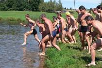Pražatron, triatlonový závod se startem a cílem u rybníka Pražan patří už léta k oblíbeným akcím.