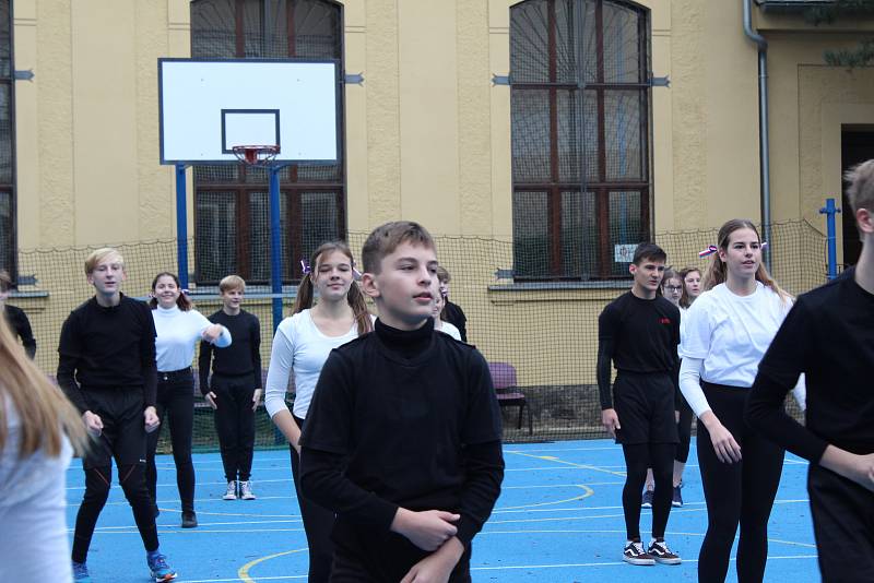 Studenti Gymnázia Česká nacvičili spartakiádní sestavu.