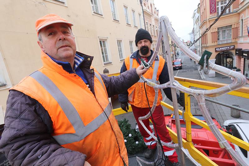 Instalace vánoční výzdoby v českobudějovické Krajinské ulici.