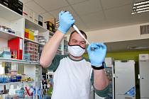 Biolog Zdeněk Paris z českobudějovické Akademie věd se nakazil koronavirovou infekcí ve Španělsku, kde byl na kongresu. V karanténě strávil tři týdny.