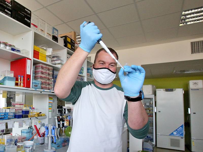 Biolog Zdeněk Paris z českobudějovické Akademie věd se nakazil koronavirovou infekcí ve Španělsku, kde byl na kongresu. V karanténě strávil tři týdny.