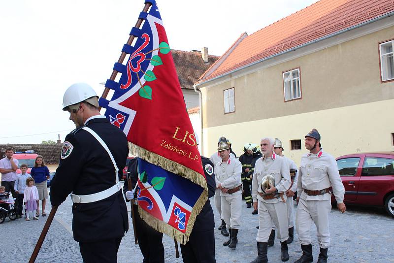 Dobrovolní hasiči nechali v kostele při nedělní mši posvětit nový hasičský prapor.