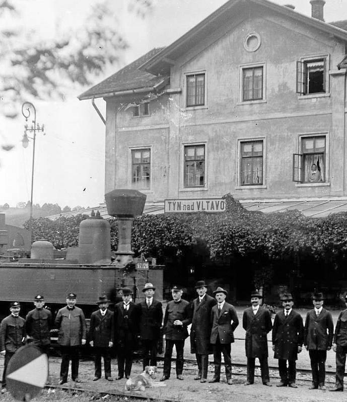 Divadelníci odjíždí. Vltavotýnští loutkáři stojí u autobusu na náměstí před odjezdem na II. loutkářskou Chrudim v roce 1952.