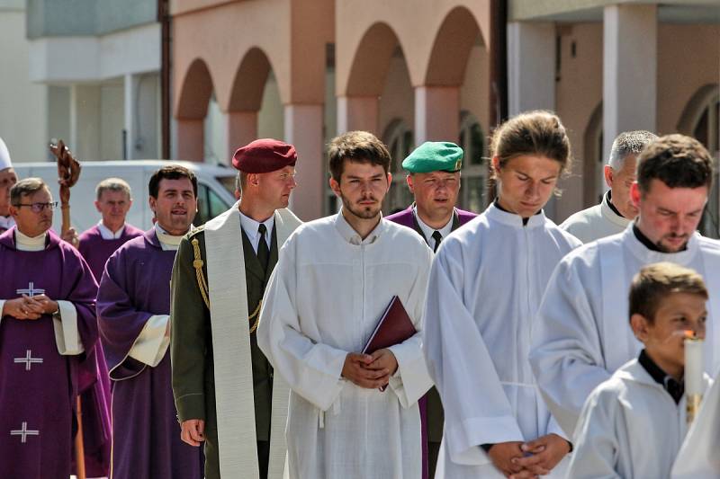 Voják Kamil Beneš, který zemřel při útoku v Afgánistánu, byl pohřben v Hluboké nad Vltavou