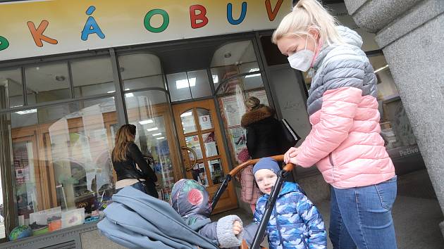 OBRAZEM: Znovuotevřely obchody dětské obuvi, papírnictví i švadlenka -  Táborský deník