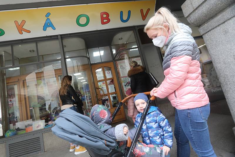 Prodejna dětské obuvi v českobudějovické Krajinské ulici a papírnictví Plojhar v ulici Široká mohly opět otevřít.