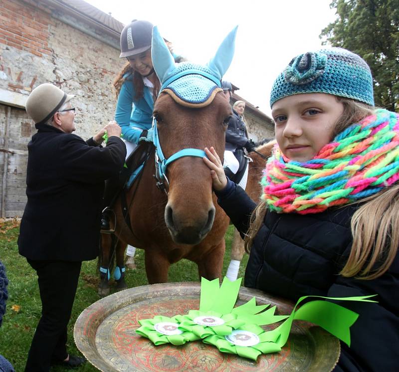 Tradiční Hubertskou jízdu ve Skalici u Bohumilic opanovaly ženy