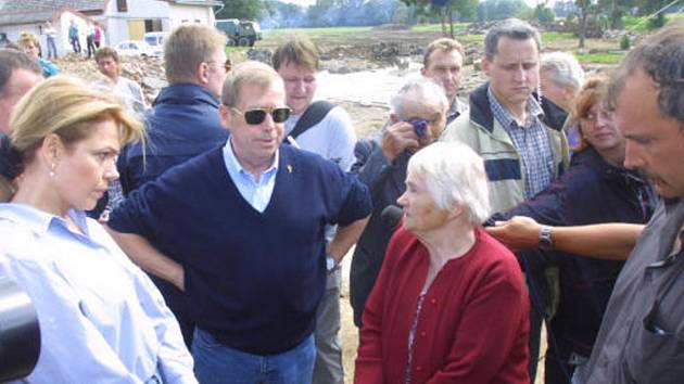 SRPEN 2002. Předmíř po opadu vody navštívil  prezident Václav Havel s manželkou.
