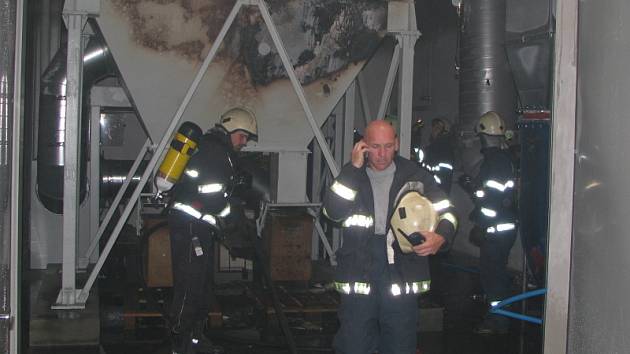 Požár ve výrobní hale likvidovali profesionální hasiči z Českých Budějovic i dobrovolný sbor ze Zlivi.