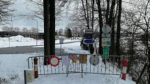 Rakušané zavírají turistické přechody. Guglwald - závory, Studánky - rozdělení na nákladní a osobní dopravu, neprůchodný Heršlák.